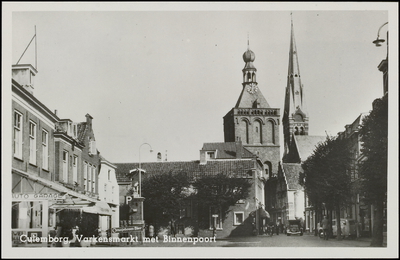 975 Varkensmarkt met Binnenpoort en Toren van de RK Barbarakerk.