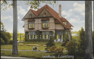 1021 Villa uit 1908 van architect L. de Vries gebouwd in opdracht van de rentmeester van de kroondomeinen.