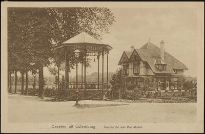 1032 Villa uit 1908 van architect L. de Vries gebouwd in opdracht van de rentmeester van de kroondomeinen. Met rechts ...