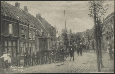 1049 Zandstraat met links woning nr 35 en een van de stadspompen. In het midden is een van de telefoniepalen zichtbaar. ...