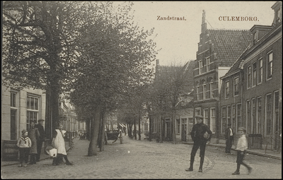 1050 Zandstraat met rechts op nr 9 huis met monumentale trapgevel van het Zuid-Hollandse type uit omstreeks 1600. Lange ...