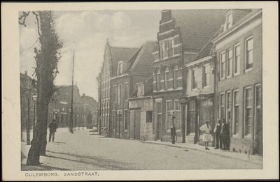 1059 Zandstraat met rechts op nr 9 huis met monumentale trapgevel van het Zuid-Hollandse type uit omstreeks 1600. Lange ...