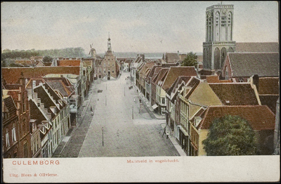 1070 Markt met Stadhuis en recht de NH Grote of Barbarakerk. Foto genomen vanaf de Binnenpoort.