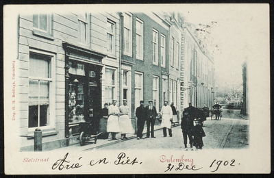 1550 De opvallende donkere etalagegevel op nr 2 is nog steeds zichtbaar in het huidige straatbeeld.