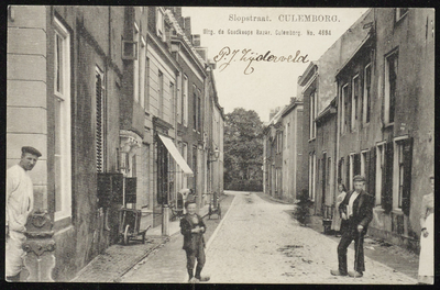 1554 Hoewel op de kaart Slopstraat staat is dit de Slotstraat. Onduidelijk of deze naam bewust verkeerd gespeld is.