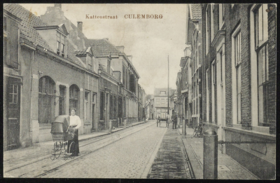 1562 Kattenstraat richting de Vier Hoeken met de tramrails van de T.B.C. lijn. Achter de dme met de kinderwagen is de ...