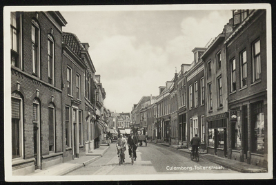 1593 Tollenstraat met links de gevel van nr 39 die in het huidige straatbeeld nog goed herkenbaar is.