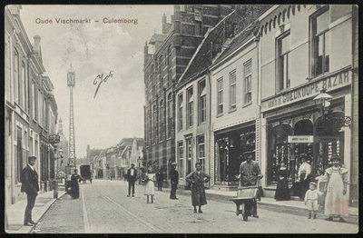 1597 Oude Vismarkt richting de Markt met Binnenpoort en mast voor telefonie. Rechts de 'Goedkoope Bazar' van Samuel ...