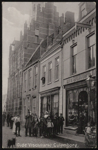 1604 Oude Vismarkt met achterzijde van het Stadhuis. Rechts de 'Goedkoope Bazar' van Samuel Israel. Voorheen gevestigd ...