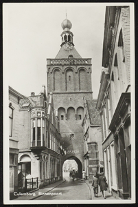 1672 De Binnenpoort of Lanxmeerpoort uit 1318 is de enig overgebleven stadspoort. Toen de aangrenzende nederzetting ...