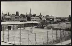 1858 Vanaf de Kleine Buitenom zicht op tennispark 'de Doelen'. Op de achtergrond de meubelfabrieken aan de Rozenstraat.