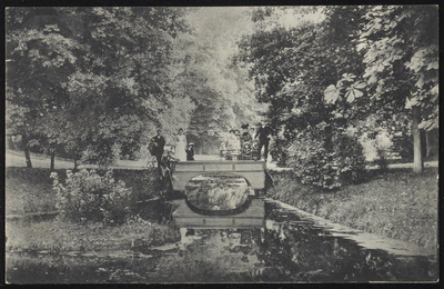 1942 Vijver en bruggetje in de Plantage. Het stadspark van Culemborg aan de Wilhelminadreef.