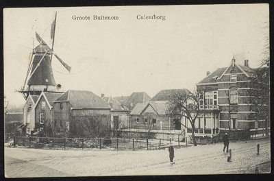 1952 Hoek Havendijk en de Kleine Buitenom met links de in 1795 gebouwde korenstellingmolen de Koornvriend . De ...