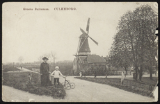 1955 Hoek Havendijk en de Kleine Buitenom met links de in 1795 gebouwde korenstellingmolen de Koornvriend . De ...