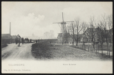 1960 Hoek Havendijk en de Kleine Buitenom met in het midden de in 1795 gebouwde korenstellingmolen de Koornvriend . De ...