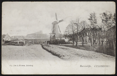 1966 Hoek Havendijk en de Kleine Buitenom met links de in 1795 gebouwde korenstellingmolen de Koornvriend . De ...