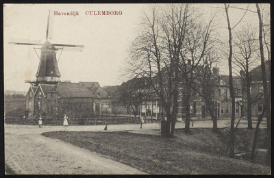1968 Hoek Havendijk en de Kleine Buitenom met links de in 1795 gebouwde korenstellingmolen de Koornvriend . De ...