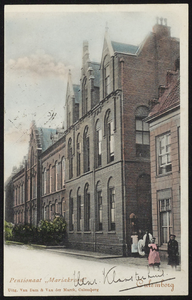 2027 Het rond 1880 aan de Ridderstraat gebouwde meisjes pensionaat 'Mariakroon'. Voor de bouw werd de volkswijk de Munt ...