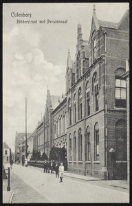 2030 Het rond 1880 aan de Ridderstraat gebouwde meisjes pensionaat 'Mariakroon'. Voor de bouw werd de volkswijk de Munt ...