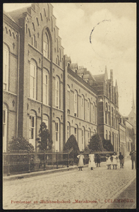 2038 Het rond 1880 aan de Ridderstraat gebouwde meisjes pensionaat 'Mariakroon'. Voor de bouw werd de volkswijk de Munt ...