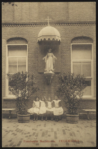2040 Binnenplaats van het rond 1880 aan de Ridderstraat gebouwde meisjes pensionaat 'Mariakroon'. Voor de bouw werd de ...