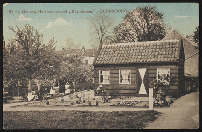 2044 In de tuin van het rond 1880 aan de Ridderstraat gebouwde meisjes pensionaat 'Mariakroon'. Voor de bouw werd de ...