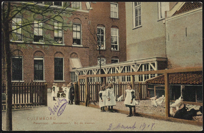 2045 Op de binnenplaats van het rond 1880 aan de Ridderstraat gebouwde meisjes pensionaat 'Mariakroon'. Voor de bouw ...