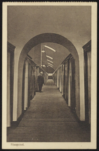2148 Slaapzaal van het het Klein Seminarie. d Links en rechts de chambrettes. Het klein Seminarie werd tussen 1857 en ...