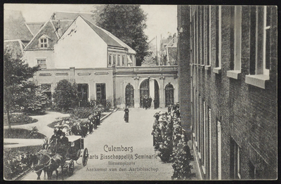 2158 Aankomst van de aartsbisschop op de binnenplaats van het Klein Seminarie. Het klein Seminarie werd tussen 1857 en ...