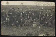 2189 Nederlandse militairen poseren aan de Lekdijk tijdens de mobilisatie in 1914 (Eerste Wereldoorlog).