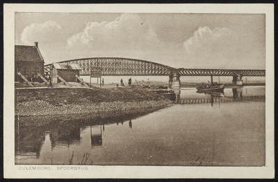 2205 Oude Spoorbrug gebouwd tussen 1863 en 1868. De hoofdoverspanning is 154 meter samen met de aanbruggen toen de ...