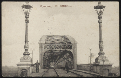 2217 Oude Spoorbrug met twee gietijzeren lantaarns gebouwd in 1868. In1885 werd de brug dubbelsporig gemaakt.