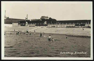 2220 In de Lek was het zwembad van Culemborg gesitueerd. Links nog zichtbaar een van de lantaarns van de Spoorbrug.