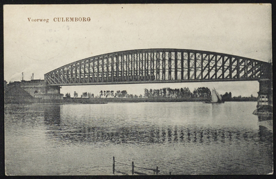 2222 Oude Spoorbrug gebouwd tussen 1863 en 1868. De hoofdoverspanning is 154 meter samen met de aanbruggen toen de ...