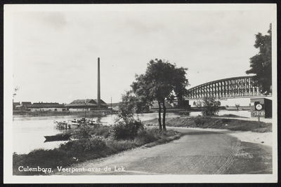 2238 Veerpont vanaf de Schalkwijkzijde. Zicht op de veerkade met de jenever- en glasfabriek van Hoytema opgericht in ...