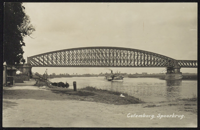 2244 Oude Spoorbrug gebouwd tussen 1863 en 1868. De hoofdoverspanning is 154 meter samen met de aanbruggen toen de ...