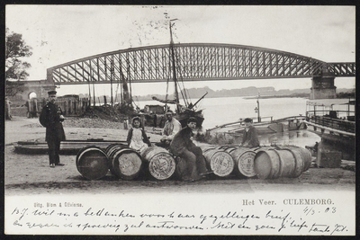 2277 De oude Spoorbrug met de veerpont. Links op de voorgrond een van de veldwachters van Culemborg.