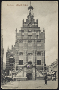 2319 Stadhuis in laatgotische stijl gebouwd in 1539 naar ontwerp van Rombout Keldermans.