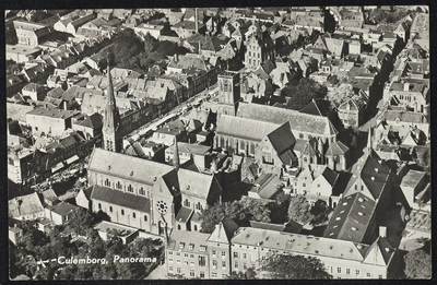 2326 Culemborg met de beide Barbarakerken en het stadhuis aan de markt. Zichtbaar is de dinsdagmarkt.