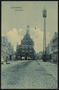 2330 Stadhuis in laatgotische stijl gebouwd in 1539 naar ontwerp van Rombout Keldermans. Met rechts de mast tbv het ...