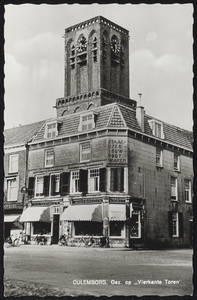 2395 Zicht op de Vierkanten toren van de Grote of Barbarakerk met op de voorgrond de winkel van van Avezaath.