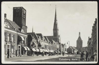2398 Zicht op de Markt vanaf het Stadhuis met van links af de Vierkanten toren van de Grote of Barbarakerk, de toren ...