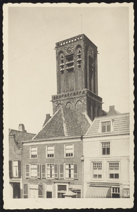 2400 Zicht op de Vierkanten toren van de Grote of Barbarakerk vanaf de Markt.