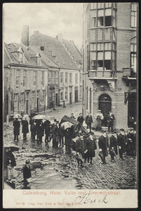 2414 Begrafenisstoet voo het Hotel Vulto op de hoek Markt en de Everwijnstraat.