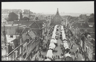 2419 Zicht op de weekmarkt vanaf de Binnenpoort met Stadhuis en de rivier de Lek.