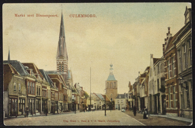 2420 Zicht op de Markt met links de toren van de RK Barbarakerk en in het midden de Binnenpoort.