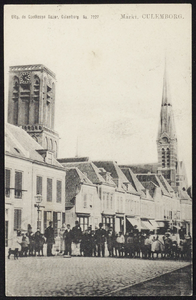 2422 De Markt met links de vierkanten toren van de Grote of Barbarakerk en rechts de toren van de RK Barbarakerk.
