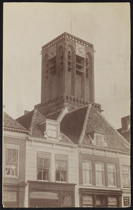 2423 Markt met zicht op de Vierkanten toren van de Grote of Barbarakerk.
