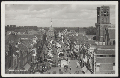 2424 Zicht vanaf de Binnenpoort op de weekmarkt met stadhuis en rechts de Vierkanten toren van de Grote of Barbarakerk.