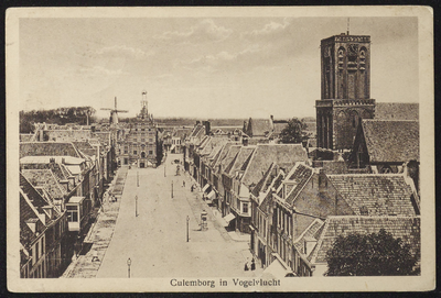 2425 De Markt met stadhuis en rechts de Vierkanten toren van de Grote of Barbarakerk. Foto genomen vanaf de Binnenpoort.